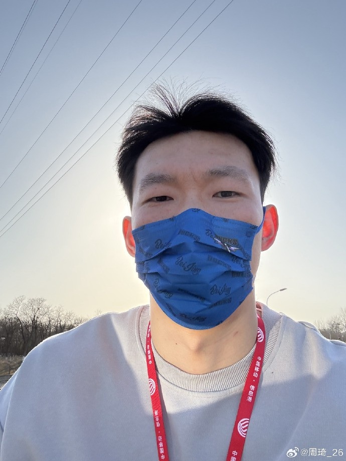 悠閑！周琦騎京牌電動(dòng)車(chē)出行：太陽(yáng)出來(lái)了 開(kāi)京牌兜兜風(fēng)！