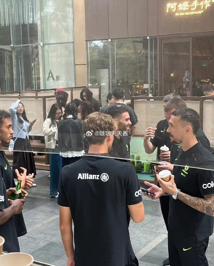 松弛感拉滿！澳大利亞隊員在杭州街頭喝奶茶