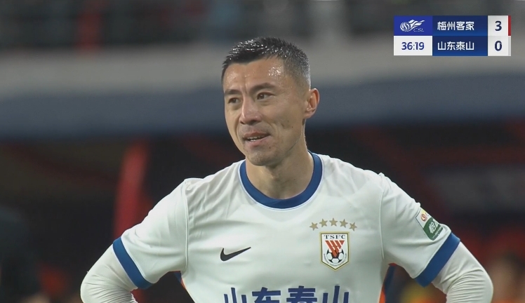 34分鐘0-3落后！36歲鄭錚苦笑36歲大雷沮喪 替補(bǔ)席黃政宇神態(tài)輕松
