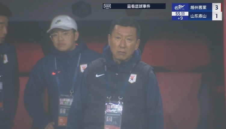 半場1-3落后遞補(bǔ)隊(duì)！場邊的崔康熙表情焦急