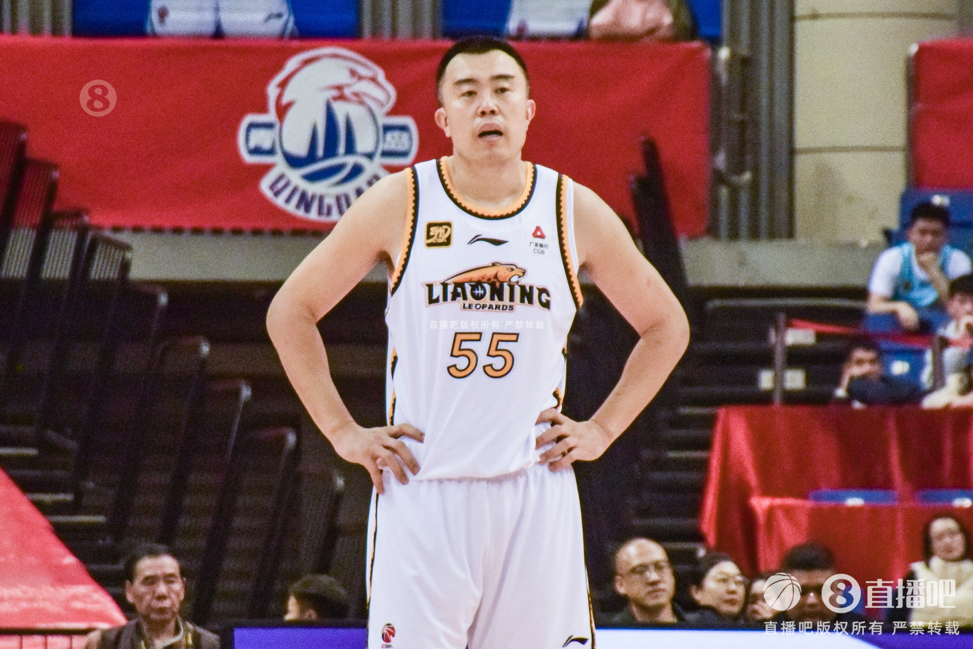 老將不容易！韓德君帶傷出戰(zhàn)半場6分鐘5犯 僅2板2助