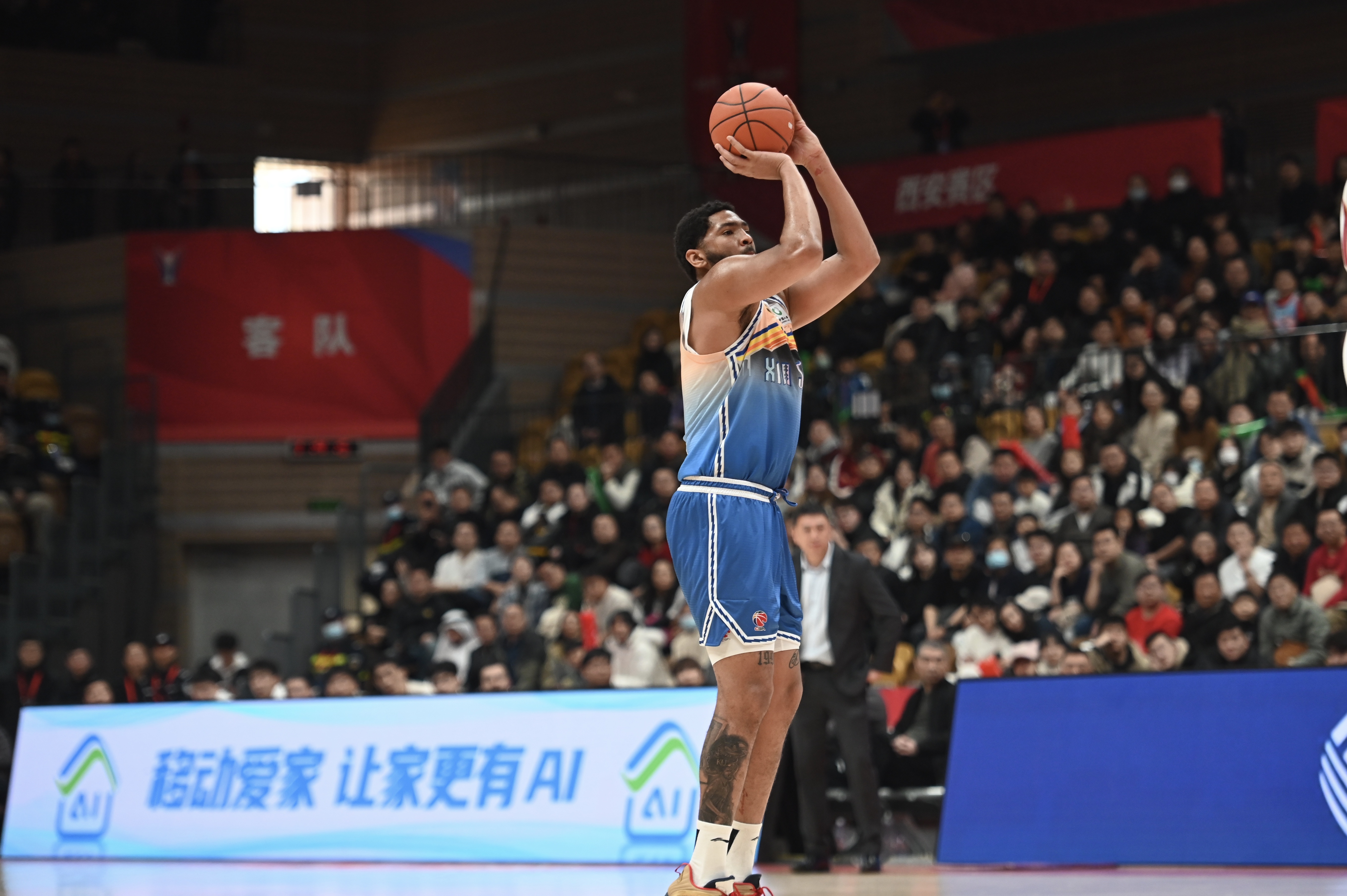 率先發(fā)力！新疆外援勞森首節(jié)7中5拿到11分 三分2中1